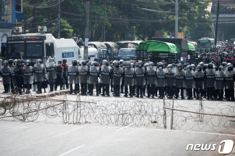 미얀마 최대 도시 양곤에서 2021년 2월 6일 군경이 시위대를 막아선 모습. © 로이터=뉴스1 © News1 최서윤 기자