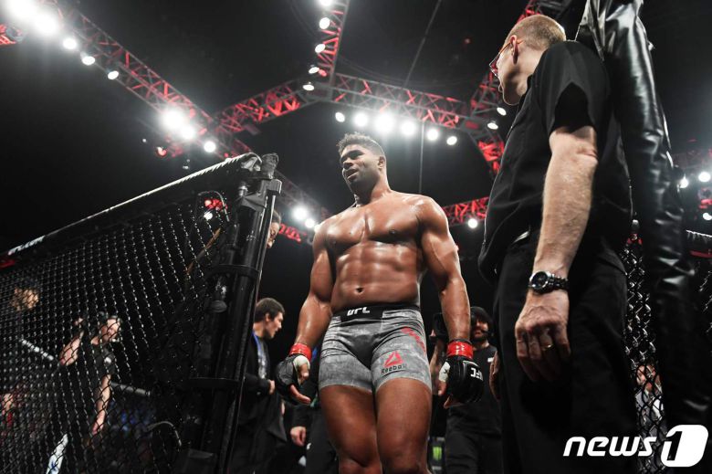 올해 첫 경기에서 패배한 UFC 헤비급의 알리스타 오브레임. © AFP=뉴스1