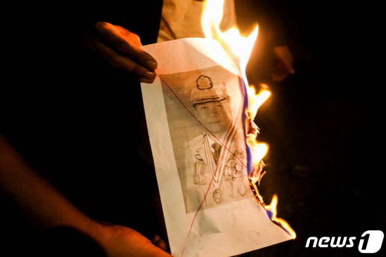 미얀마 최대 도시 양곤에서 5일 시민들이 군부 쿠데타에 항의하며 민 아웅 흘라잉 총사령관의 사진을 불태우고 있다. © 로이터=뉴스1 © News1 최서윤 기자