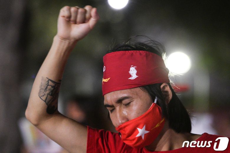 태국 방콕에서 2021년 2월 6일 미얀마 군사 쿠데타 항의 시위가 열리는 등 국제사회가 민주화를 요구하는 미얀마 시민들에 연대하고 있다. © 로이터=뉴스1 © News1 최서윤 기자