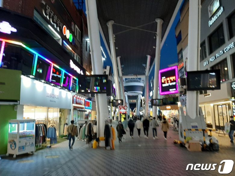 대전지역 카페, 음식점 등의 영업시간이 오후10시까지로 1시간 연장됐지만 거리에 사람들의 발길이 뜸하다. 8일 오후 7시경 대전 중구 은행동 으능정이 스카이로드가 인적 없이 썰렁하기만 하다© 뉴스1
