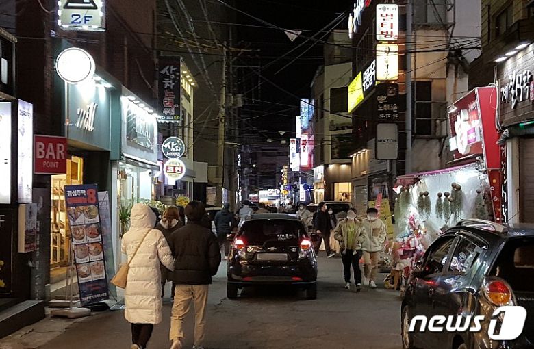비수도권 식당 영업시간이 연장된 첫날인 8일 저녁 제주시청 인근 거리의 가게들이 문을 열고 손님을 맞이하고 있다.2021.2.8/뉴스1© News1 오현지 기자