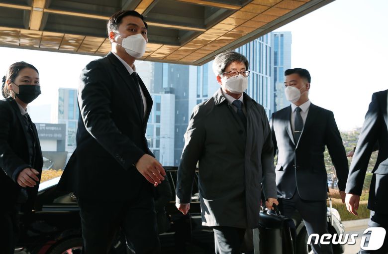 김명수 대법원장이 8일 오전 서울 서초동 대법원으로 출근하고 있다. 2021.2.8/뉴스1 © News1 박정호 기자