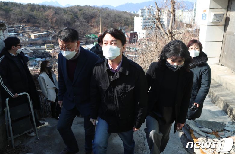 안철수 국민의당 서울시장 예비후보가 9일 오후 서울 노원구 중계동 백사마을 재개발 현장을 둘러보고 있다. 2021.2.9/뉴스1 © News1 국회사진취재단