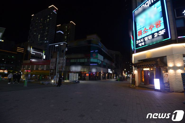 영업시간이 오후 10시까지로 연장된 8일 오후 광주광역시 서구 상무지구 일대가 한산한 모습을 보이고 있다.2021.2.8/뉴스1 © News1 정다움 기자