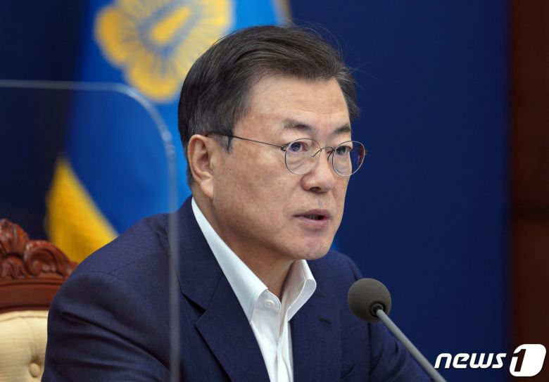 문재인 대통령이 청와대에서 열린 수석·보좌관회의를 주재하고 있다. 2021.2.8/뉴스1