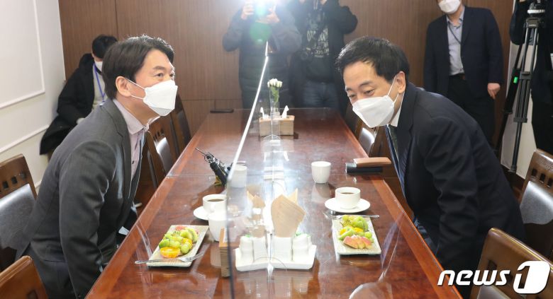 안철수 국민의당 대표와 금태섭 전 의원이 4일 오후 서울 여의도 국회 의원회관에서 회동하고 있다. 안 전 대표와 금 전 의원은 이날 회동에서 야권 단일화 세부사항을 논의할 예정이다. 2021.2.4./뉴스1 © News1 신웅수 기자