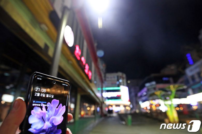 8일 오후 광주 서구 상무지구 일원에서 오후 9시가 넘어 술집과 노래방 등 영업장이 불을 켜고 영업을 이어가고 있다. © News1 황희규 기자