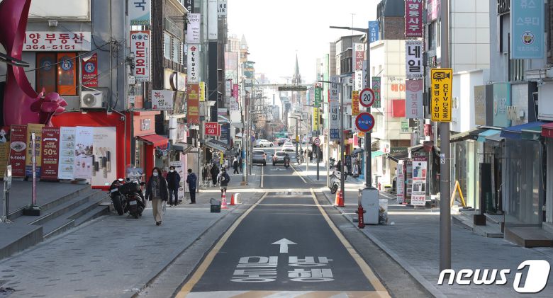 신종 코로나바이러스 감염증(코로나19) 상황이 지속되면서 대부분의 대학이 새 학기에도 온라인 수업 예정인 가운데 24일 오후 서울 서대문구 이화여자대학교 정문 앞 거리가 썰렁한 모습을 보이고 있다. 2021.1.24/뉴스1 © News1 임세영 기자