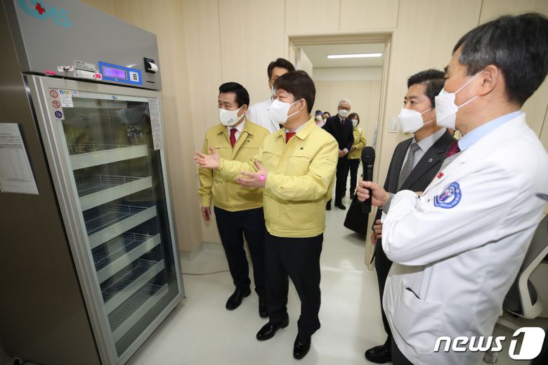 권영진 대구시장이 10일 오전 대구 중구 계명대 대구동산병원에 마련된 대구 1호 신종 코로나바이러스 감염증(코로나19) 예방접종센터를 방문해 백신 보관시설을 살펴보고 있다. 2021.2.10/뉴스1 © News1 공정식 기자