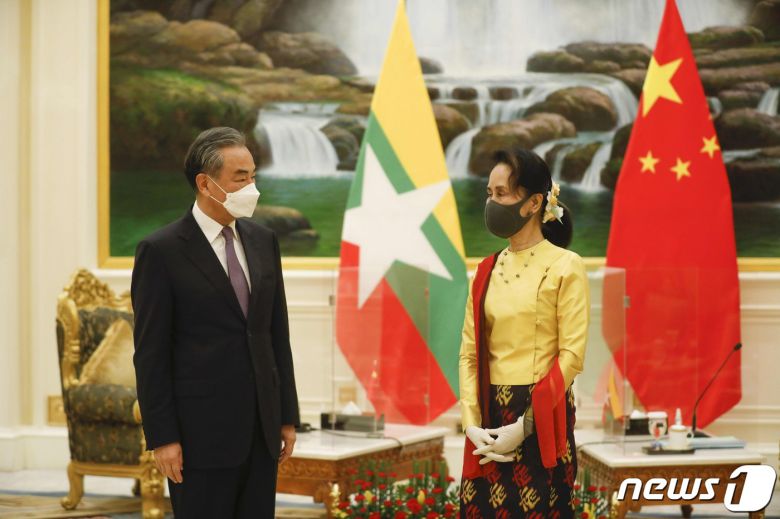 왕이 중국 외교부장(좌)과 아웅산 수치 미얀마 국가고문. © AFP=뉴스1