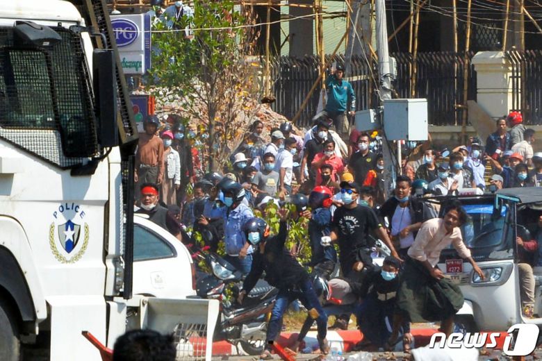 9일 미얀마 수도 네피도에서 군부 집권에 항의하는 시위대가 진압 경찰과 대치하고 있다. © AFP=뉴스1