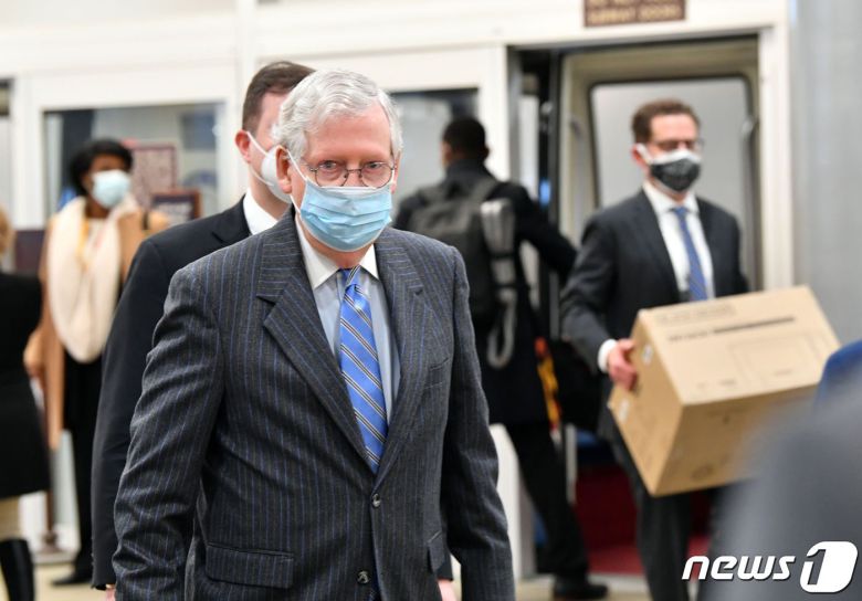미치 매코널 미국 공화당 상원 원내대표가 2021년 2월 9일(현지시간) 도널드 트럼프 전 미국 대통령의 탄핵 심리 첫날 워싱턴 의사당의 상원에 도착하고 있다. 상원은 이날 탄핵 재판에 합헌 판단(찬성 56, 반대 33), 본안 재판이 10일(현지시간) 오후 2시부터 열리게 됐다. © AFP=뉴스1 © News1 우동명 기자