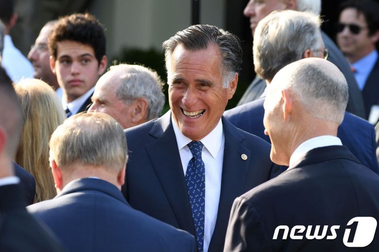 미트 롬니 상원의원이 6일(현지시간) 워싱턴 백악관에서 열린 '골프황제' 타이거 우즈의 대통령 자유 메달 수여식에 참석하고 있다. © AFP=뉴스1 © News1 우동명 기자