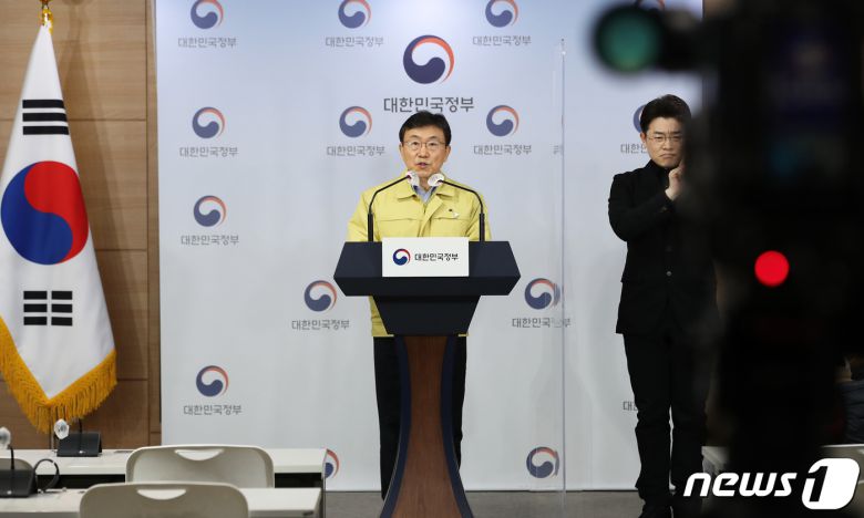 권덕철 중앙재난안전대책본부 1차장(보건복지부 장관)이 13일 오전 서울 종로구 세종대로 정부서울청사에서 신종코로나바이러스 감염증(코로나19) 대응 정례브리핑을 하고 있다. 정부는 오는 15일부터 2주간 수도권 거리두기를 2단계로, 이외 지역은 1.5단계로 하향 조정하고, 수도권 다중이용시설도 밤 10시까지 영업을 허용하기로 했다. 2021.2.13 /뉴스1 © News1 오대일 기자