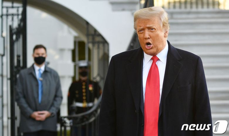 도널드 트럼프 전 미국 대통령이 지난달 20일(현지시간) 조 바이든 대통령 당선인의 취임식에 불참한 채 플로리다로 가기 위해 워싱턴 백악관을 나서며 취재진과 얘기를 하고 있다. © AFP=뉴스1 © News1 우동명 기자