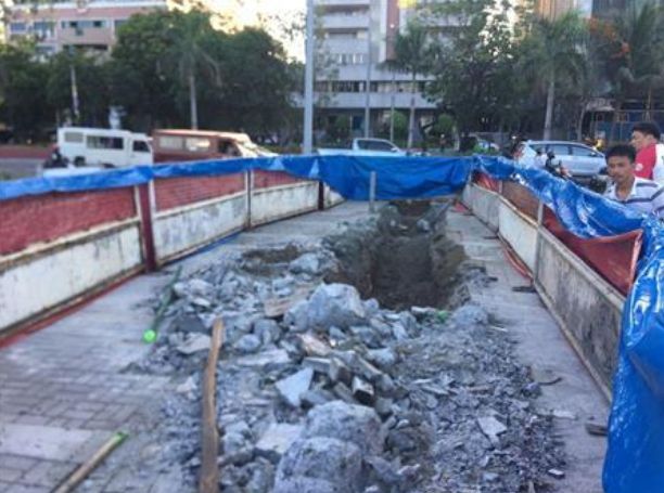 필리핀 마닐라의 위안부 동상이 세워졌던 장소에 중장비와 철거 흔적만 남아있다.