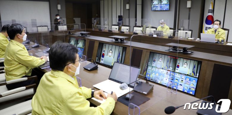 정세균 국무총리가 16일 정부세종청사에서 열린 코로나19 중앙재난안전대책본부 회의에서 모두발언을 하고 있다. 2021.2.16/뉴스1 © News1 장수영 기자