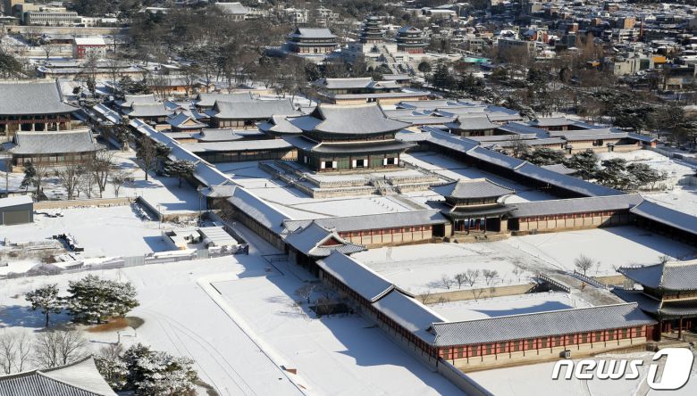 경복궁 일대가 지난 밤 내린 눈으로 하얗게 쌓여 있는 모습© News1