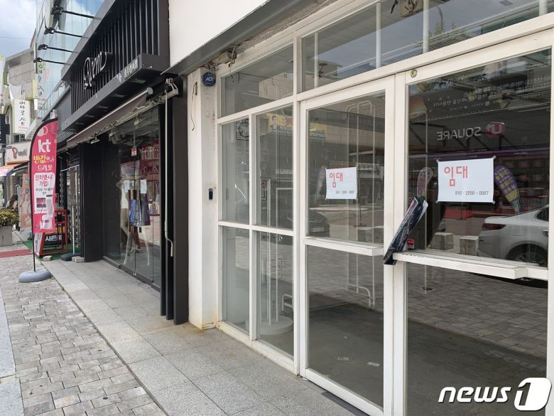 충주시 성서문화의 거리 상점가에 내걸린 상가 임대 문구.2020.2.9/© 뉴스1