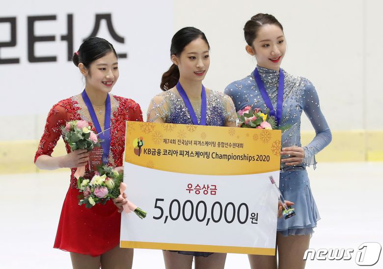 제75회 전국남녀 피겨스케이팅 종합선수권대회 'KB금융 코리아 피겨스케이팅 챔피언십 2021'이 오는 24일부터 26일까지 의정부 실내빙상장에서 개최된다. 사진은 지난해 대회 여자싱글 입상자인 유영(가운데), 이해인(왼쪽), 김예림(오른쪽). © 뉴스1