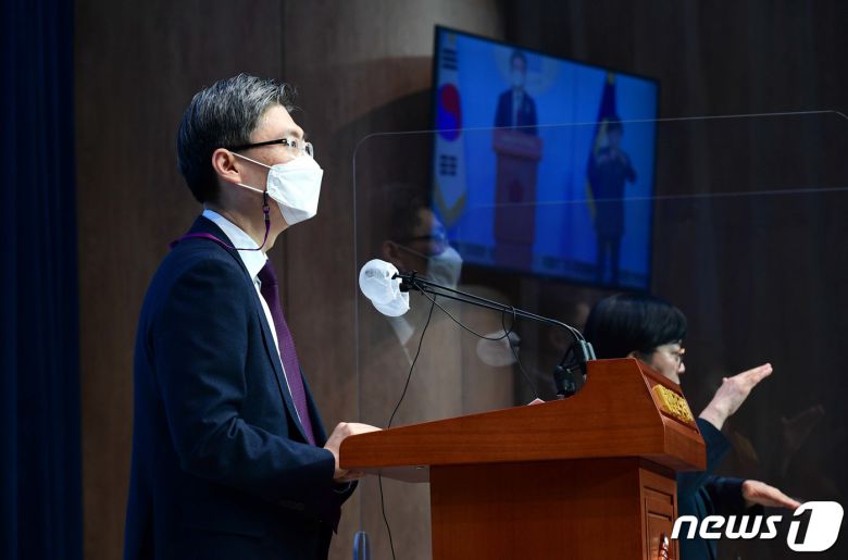 서울시장 보궐선거 출마를 선언한 조정훈 시대전환 의원이 15일 서울 여의도 국회 소통관에서 서울시 공약 발표 기자회견을 갖고 있다. 2021.2.15/뉴스1 © News1 성동훈 기자