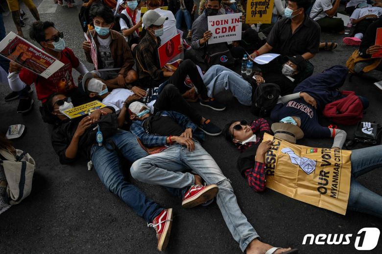 미얀마 최대 도시 양곤에서 2021년 2월 20일 군부 쿠데타에 항의하는 시위가 열린 모습. © AFP=뉴스1