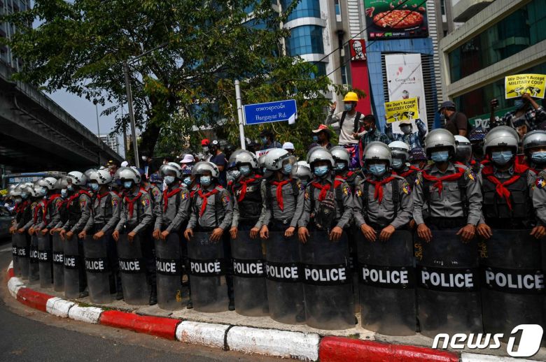 18일 (현지시간) 미얀마 양곤에서 군사 쿠데타를 규탄하는 시위를 막기 위해 진압 경찰이 대열을 갖추고 있다, © AFP=뉴스1 © News1 우동명 기자