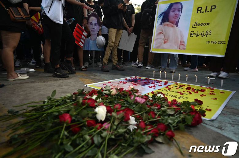 미얀마 최대 도시 양곤에서 2021년 2월 20일 군부 쿠데타 항의 시위 중 경찰의 실탄에 머리를 맞아 사망한 미야 테테 카인(20)의 추모식이 열리는 모습. 고인은 지난 9일 총상을 입고 뇌사 상태로 치료를 받던 중 19일 끝내 숨졌다. © AFP=뉴스1 © News1 최서윤 기자