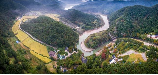 울주 반구천 일원의 물길이 끊겨 뭍이 된 옛물길. 문화재청 제공