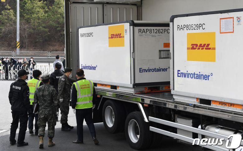 아스트라제네카 코로나 19 백신 국내 첫 출하가 시작된 24일 경기도 이천 지트리비앤티 물류센터에서 관계자들이 백신 차량을 살펴보고 있다. 이날 물류센터에 도착한 백신은 정부가 계약한 75만명분의 일부인 15만명 분으로 하루 뒤인 25일부터 전국 각지 보건소와 요양병원으로 순차적으로 운송될 예정이다. 2021.2.24/뉴스1 © News1 사진공동취재단