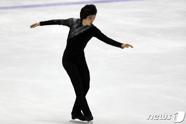 25일 경기 의정부 실내빙상장에서 열린 '제75회 전국남녀 피겨스케이팅 종합선수권대회' 남자 시니어 쇼트프로그램에서 고려대학교 차준환이 연기를 펼치고 있다. 2021.2.25/뉴스1 © News1 황기선 기자