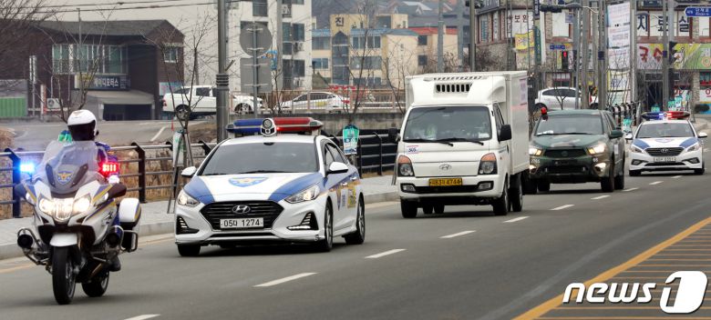 신종 코로나바이러스 감염증(코로나19) 국내 백신 접종 시작을 하루 앞둔 25일 오전 충북 청주시 상당보건소로 아스트라제네카 백신을 실은 수송차량이 들어서고 있다. 2021.2.25/뉴스1 © News1 김용빈 기자