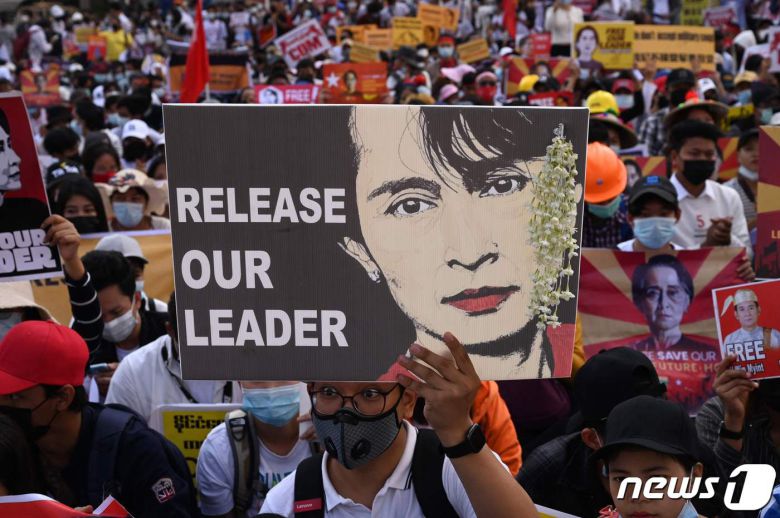 지난 17일 미얀마 양곤에서 열린 군부 쿠데타 반대 시위. © AFP=뉴스1