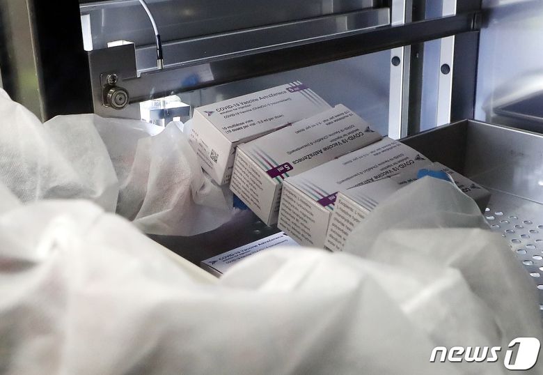코로나19 아스트라제네카(AZ) 백신 접종을 하루 앞둔 25일 오전 인천시 부평구 보건소에 백신이 도착했다. 냉장고에 보관된 백신의 모습. 2021.2.25/뉴스1 © News1 정진욱 기자