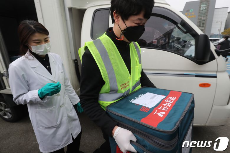 신종 코로나바이러스 감염증(코로나19) 국내 백신 접종 시작을 하루 앞둔 25일 오전 충북 청주시 상당보건소에서 관계자들이 백신을 옮기고 있다. 2021.2.25/뉴스1 © News1 김용빈 기자