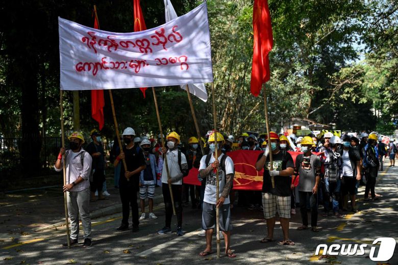 미얀마 최대 도시 양곤에서 2021년 2월 25일 양곤대 학생들이 군사 쿠데타 항의 시위를 벌이고 있다. © AFP=뉴스1