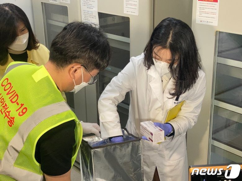 아스트라제네카 백신은 2~8도 온도 내에서 6개월 간 보관이 가능하다. 개봉 이후에는 냉장보관 48시간, 상온 6시간 동안 상태가 유지된다 © 뉴스1 김다솜 기자