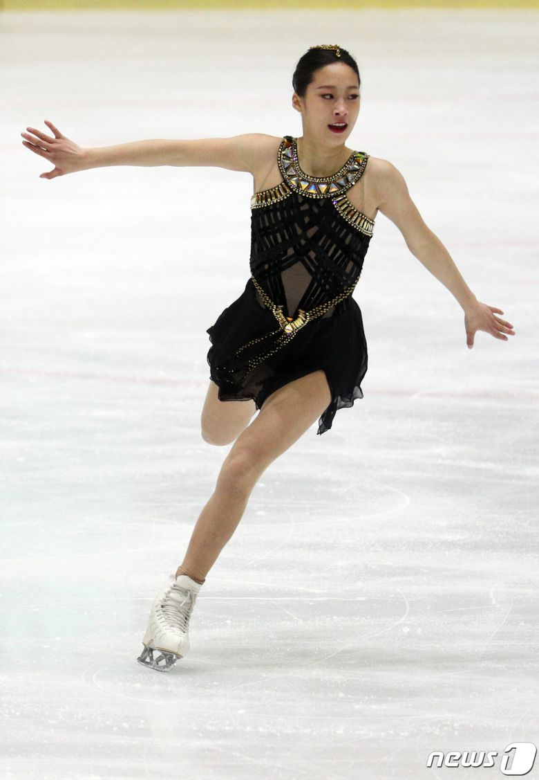 25일 경기 의정부 실내빙상장에서 열린 '제75회 전국남녀 피겨스케이팅 종합선수권대회' 여자 시니어 쇼트프로그램에서 수리고등학교 유영이 연기를 펼치고 있다. 2021.2.25/뉴스1 © News1 황기선 기자