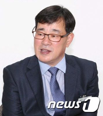 김해지역 1호 백신 접종자로 선정된 김해강남요양병원 윤종술 이사장. © 뉴스1