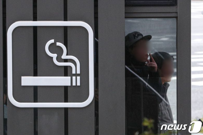 서울 시내에서 흡연하는 시민들. 2020.11.20/뉴스1 © News1 성동훈 기자