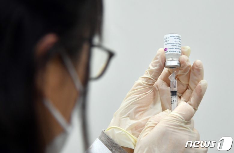 26일 오전 부산 해운대구보건소에서 '부산 1호 백신 접종자' 김순이씨가 AZ백신 주사를 맞았다..2021.2.26.(사진공동취재단) © 뉴스1