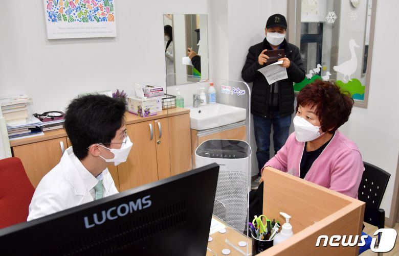 26일 오전 부산 해운대구보건소에서 '부산 1호 백신 접종자' 김순이씨가 AZ백신 주사를 맞았다.2021.2.26.(사진공동취재단) © 뉴스1