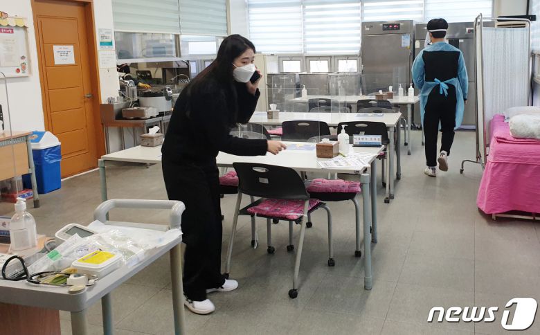 백신 접종을 한 뒤 대기할 수 있도록 이상반응 대기구역이 마련돼 있다.© 뉴스1