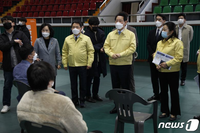 신종 코로나바이러스 감염증(코로나19) 예방백신 접종 첫날인 26일 전남 여수시 흥국체육관을 방문한 김영록 전남지사가 백신 접종을 마친 요양시설 관계자들에게 격려의 말을 하고 있다.2021.2.26./뉴스1 © News1 지정운 기자