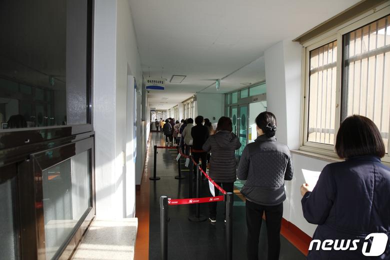 신종 코로나바이러스 감염증(코로나19) 예방백신 접종 첫날인 26일 전남 여수시 흥국체육관에서 요양시설 관계자들이 아스트라제네카 백신을 맞기 위해 줄을 서 있다. 2021.2.26./뉴스1 © News1 지정운 기자