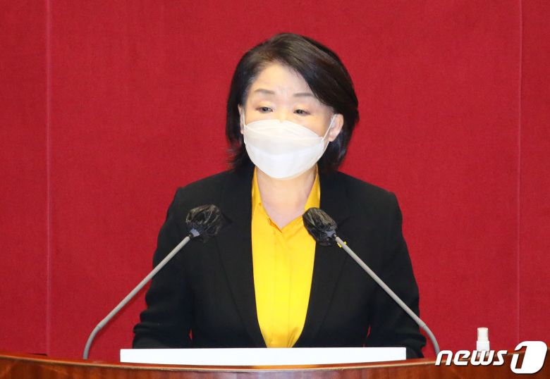 심상정 정의당 대표가 15일 서울 여의도 국회에서 열린 본회의에서 비교섭단체 대표연설을 하고 있다. 2020.9.15/뉴스1 © News1 신웅수 기자