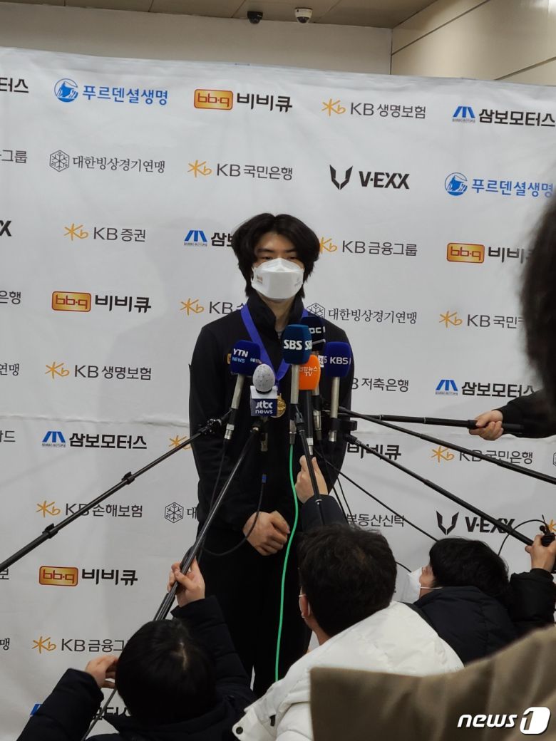 남자 피겨스케이팅의 간판 차준환(고려대)이 26일 의정부의 실내 빙상장에서 열린 '제 75회 전국 남녀 피겨 스케이팅 종합선수권대회 겸 2021 피겨스케이팅 세계 선수권대회 파견선수 선발전'에서 우승 후 기자회견을 하고 있다. © 뉴스1