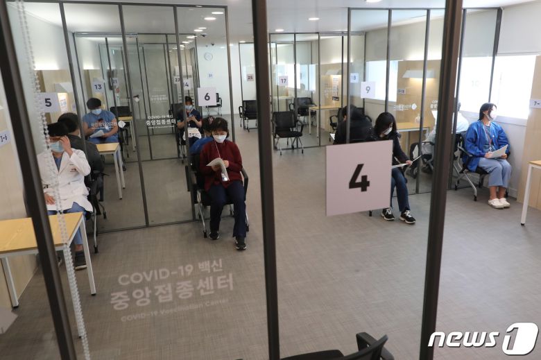 27일 오전 서울시 중구 을지로 국립중앙의료원 중앙예방접종센터에서 코로나19 화이자 백신을 맞은 코로나19 의료진들이 관찰실에서 대기하고 있다. 2021.2.27/뉴스1 © News1 사진공동취재단