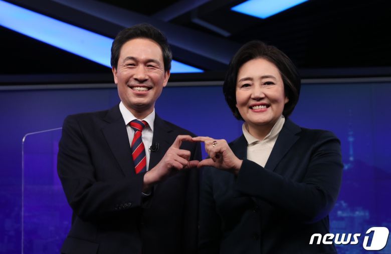 박영선(오른쪽), 우상호 더불어민주당 서울시장 예비후보가 25일 오후 서울 여의도 KBS본관에서 열린 민주당 서울시장 경선 후보 방송토론회에 앞서 기념사진을 찍고 있다. 2021.2.25/뉴스1 © News1 국회사진취재단